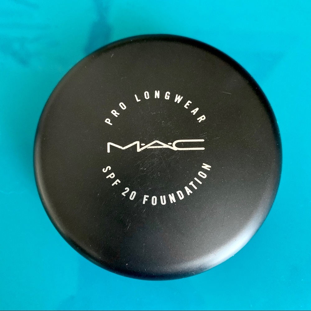 MAC Pro Longwear SPF20 Compact Foundation NW35